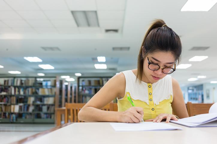 What are the key features of a well-written analytical essay?